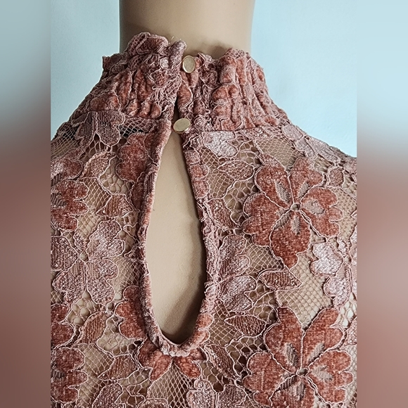 Cable & Gauge mock neck keyhole back, sleeveless burnout velour/lace look blouse - Picture 9 of 11